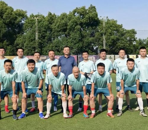绿茵赛场展风采 足球联谊促情谊